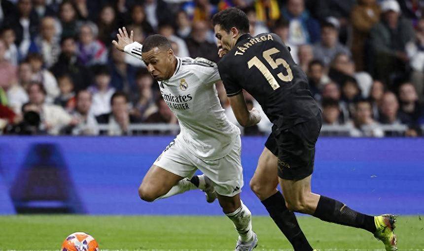 随着皇马1-2爆冷被绝杀，西甲最新积分榜出炉：巴萨赢球=6分领跑